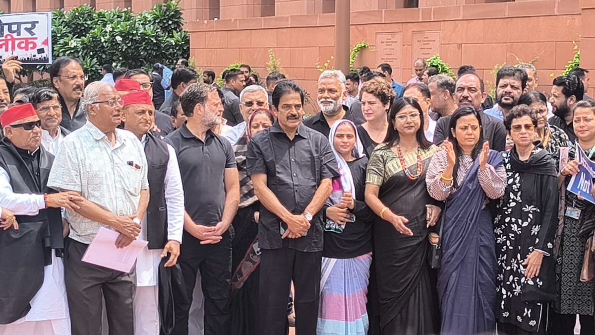 KLSharmaINC's tweet photo. युवाओं के भविष्य के साथ खिलवाड़ अब बर्दाश्त नहीं!

नीट पेपर लीक से लाखों युवाओं के सपनों पर गहरी चोट और जंतर-मंतर पर अपने अधिकारों की आवाज़ उठाने वाले छात्रों के साथ हुई बर्बरता के विरोध में आज संसद परिसर में नेता प्रतिपक्ष आदरणीय श्री @RahulGandhi जी, आदरणीय @priyankagandhi जी समेत विपक्ष के सांसदों ने काले वस्त्र धारण कर सशक्त लोकतांत्रिक विरोध दर्ज कराया।

जब शिक्षा व्यवस्था की विश्वसनीयता पर प्रश्नचिह्न लग जाए, परीक्षाओं की निष्पक्षता दांव पर लग जाए और युवाओं की आवाज़ को दमन से दबाने का प्रयास किया जाए, तब जवाबदेही तय होना अनिवार्य है।

देश के युवाओं के साथ हुए इस अन्याय की नैतिक जिम्मेदारी स्वीकार करते हुए केंद्रीय शिक्षा मंत्री धर्मेंद्र प्रधान को तत्काल इस्तीफा देना होगा।