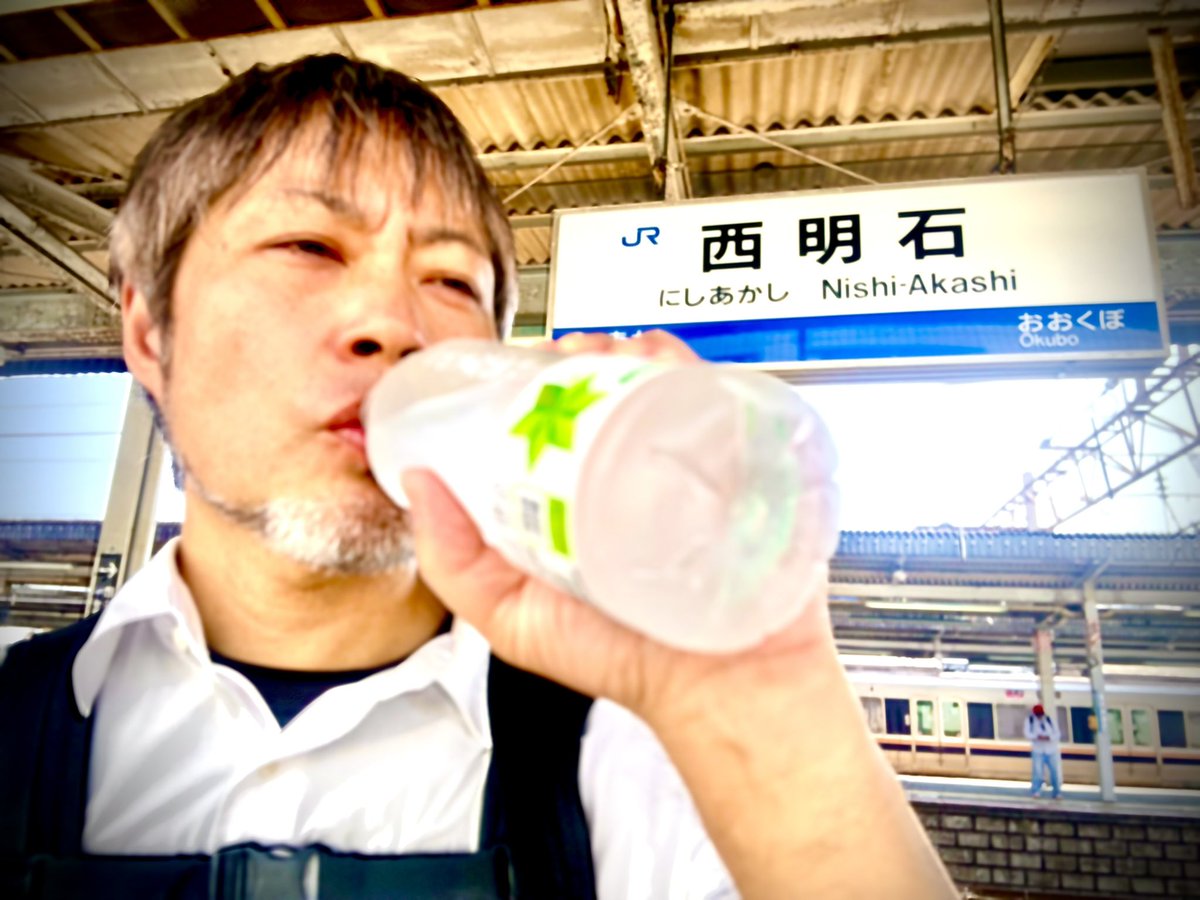 moriu66's tweet photo. 7月22日
こまめな水分補給ですな。
こない暑い時にビールをクーっと飲んだら最高ですやろなぁ。
でもお酒は水分になりませんからなぁ。
気をつけなあきません。
夏を乗り切るには 水分をしっかり「摂取」して、夜のお酒も「節酒」ですな。
https://t.co/sEsffF1Sxm https://t.co/xIY6cGjsS0