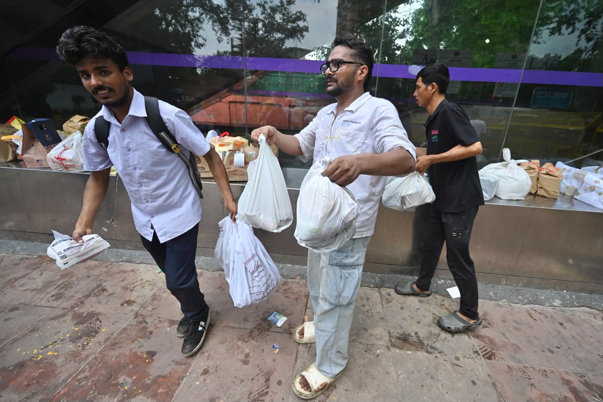 htTweets's tweet photo. #InPhotos | Gig delivery riders arrive at Jantar Mantar with food parcels ordered by supporters from across the country for protesters gathered at the demonstration site in New Delhi on Wednesday. Volunteers collected the deliveries at the entrance, coordinated their distribution, and set aside surplus food for donation.

(Photo by @sanchit2294 /Hindustan Times)