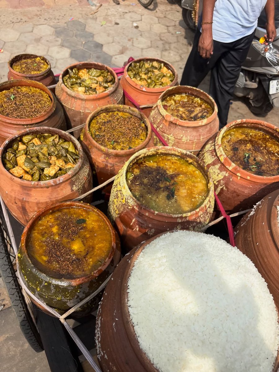 odiajagat's tweet photo. କାଳିଆର ଗୁଣ୍ଡିଚା ମନ୍ଦିରରେ ଆଡ଼ପ ଅବଢ଼ା ଶ୍ରୀମହାପ୍ରସାଦ 🥰❤️🙏 https://t.co/TnJUYGCexa