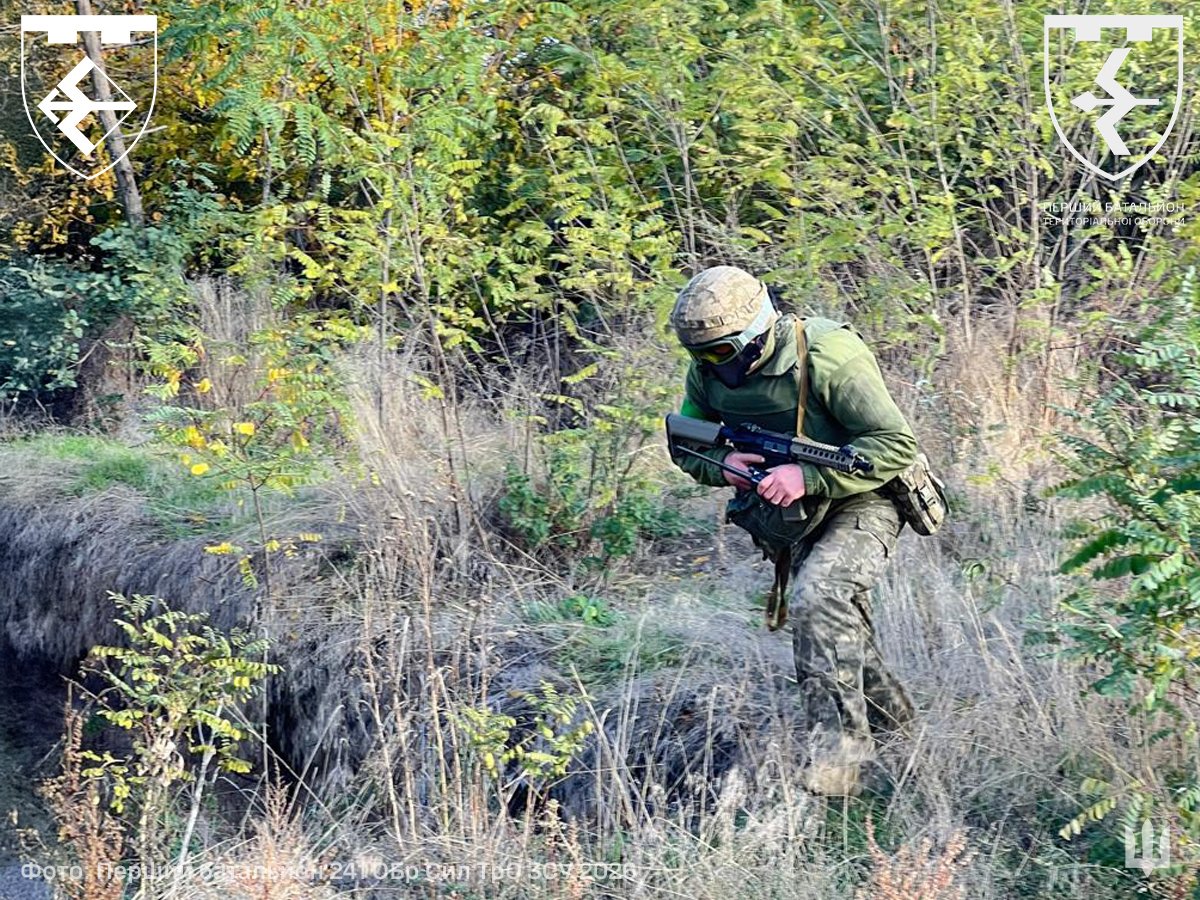 130_tro's tweet photo. 🎯 На полігоні готують те, що знадобиться в бою.

Стрілецькі підрозділи Першого батальйону 241 бригади Сил територіальної оборони ЗСУ провели заняття з вогневої та тактичної підготовки.

#ЗСУ #ТрО #Піхота #ВогневаПідготовка https://t.co/g9xP82IDhX