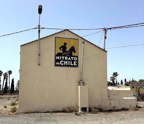 EnMedioCom's tweet photo. LA RECUPERACIÓN DE UN ÍCONO PUBLICITARIO

Este mosaico de Nitrato de Chile fue descubierto en mal estado en agosto del 2024 en Gran Canaria. 

Y ahora lo restauran. La publicidad también es parte de la identidad y el paisaje de los pueblos. https://t.co/ydP8O4nUTc