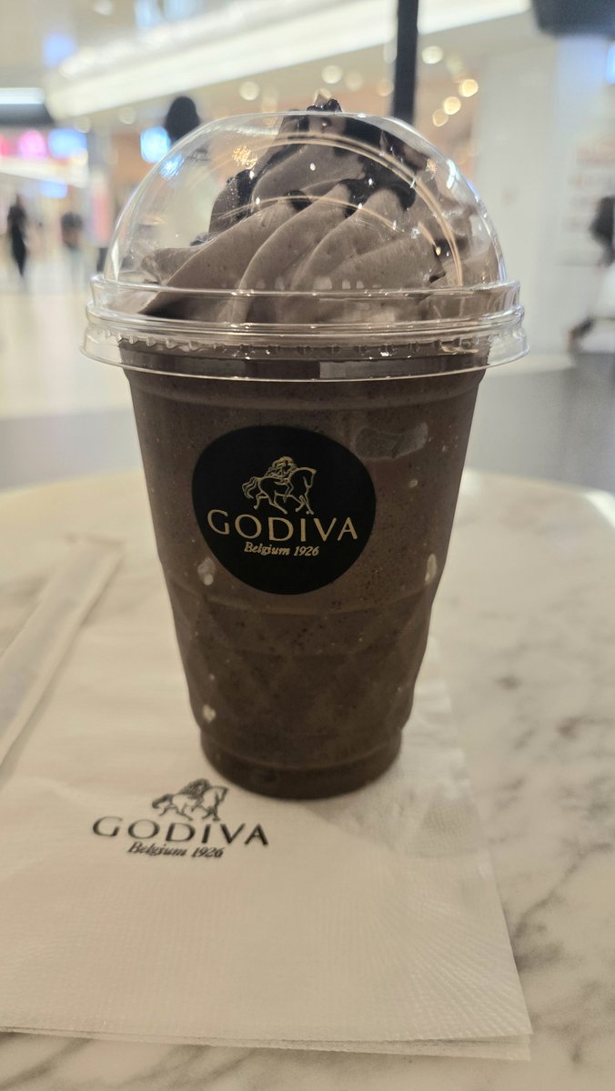 miru_s4e's tweet photo. 実は私、苦いチョコレート大好きなんです💕

GODIVA���71%美味しかった😋

#shine4ever
#アラフォーアイドル https://t.co/eCdznbHlix