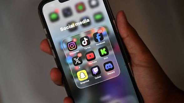 DarioNardella's tweet photo. La Francia vieta l’uso dei social media ai minori di 15 anni. Lo si faccia subito anche in Italia. Gli effetti dell’uso dei social media e degli smartphone sulle menti dei minori sono ormai noti e riportati in molti studi. https://t.co/WniHNSaHih