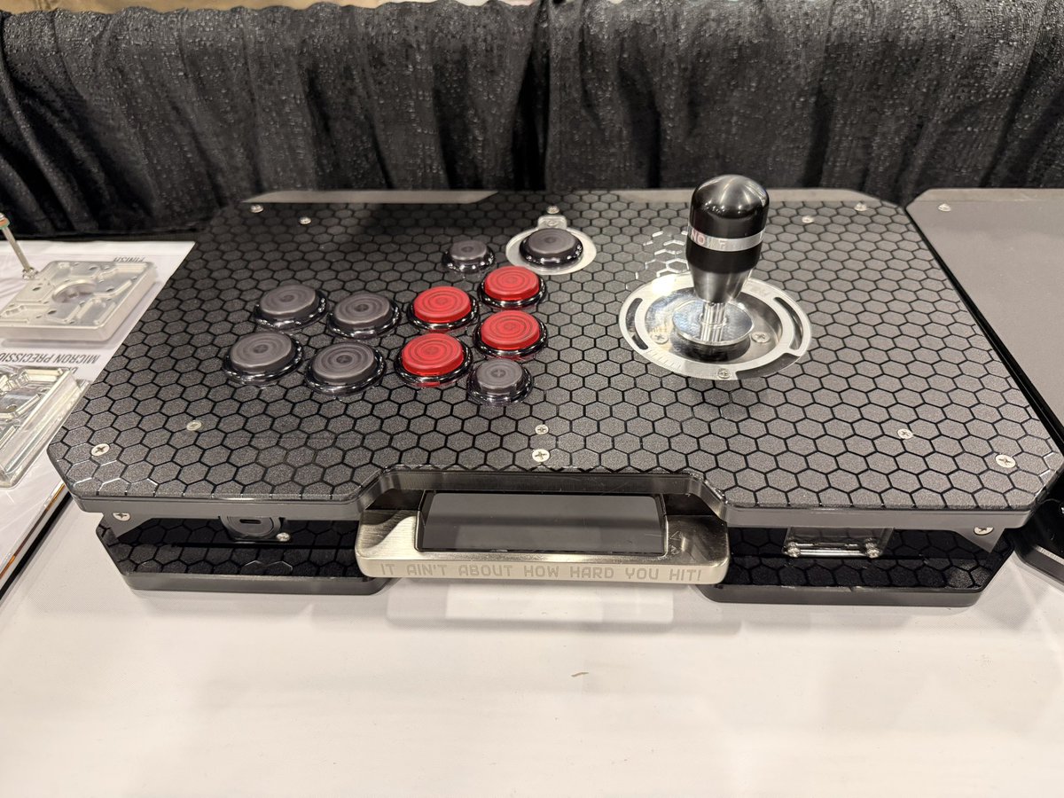 goldenlever's tweet photo. Last month at EVO a customer visited Attasa booth and showed his VM6R that he purchased before. 
This vinyl warped #VM6R is absolutely stunning. 
Turns out he was professionally wrapping cars for a living before. 
How you rate this build from 1-5 ⭐️? https://t.co/bpgK2PvaPE