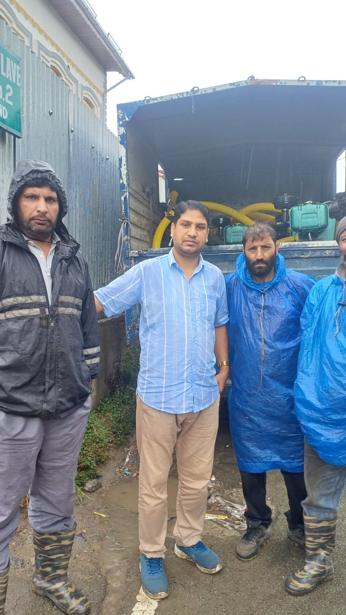 Aarifmaqbool11's tweet photo. Thank u Commissionar @SMC_Srinagar and  Joint Commissionar,Ex.En Mechnical For immediate action of Blockage of Drainage at Gousia Mohallah Mujgund on Mujgund Lawaypora Link Road...!!Appreciated...!! https://t.co/rnYYPBnU5e