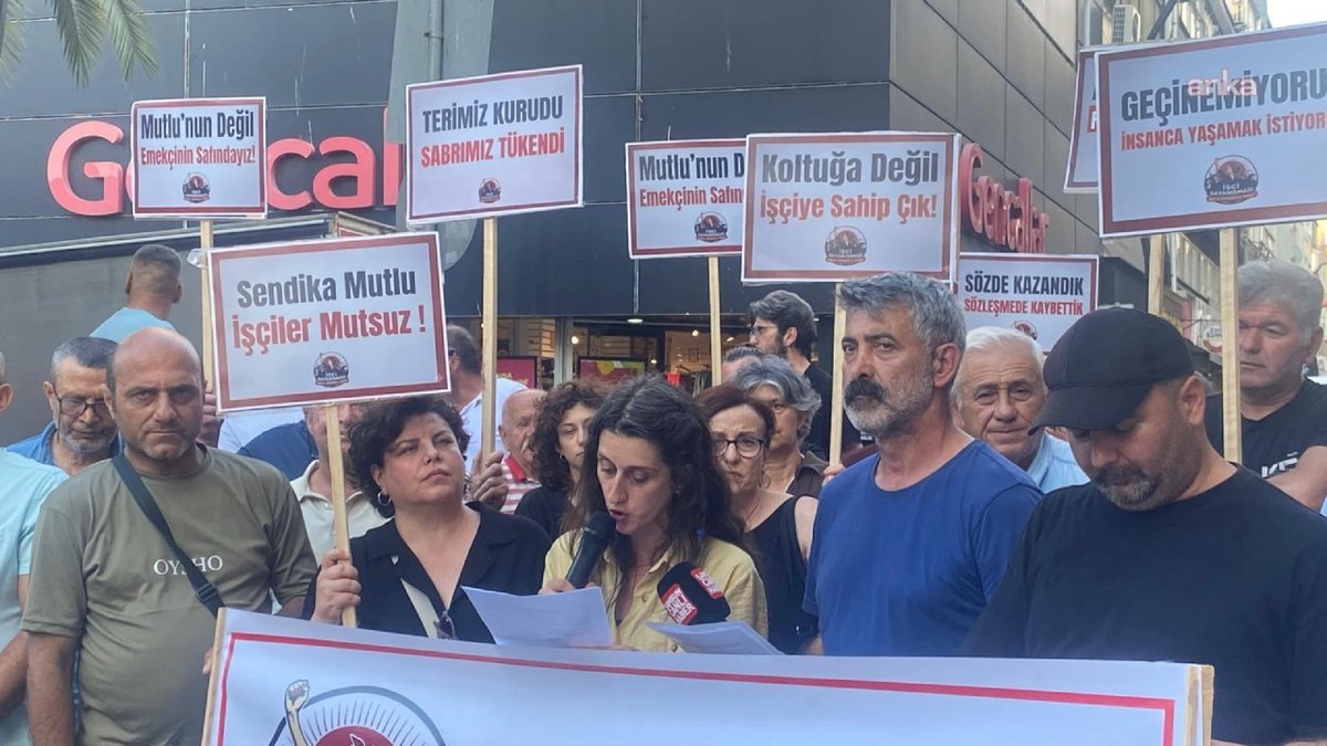 cumhuriyetgzt1's tweet photo. Atakum Belediyesi işçileri, ücretlerinin ödenmemesi karşısında işçilerin haklarını yeterince savunmadığı gerekçesiyle üyesi oldukları Genel-İş Sendikası'nı protesto etti.
https://t.co/s830NFgq3J https://t.co/YrXMEZdxsI