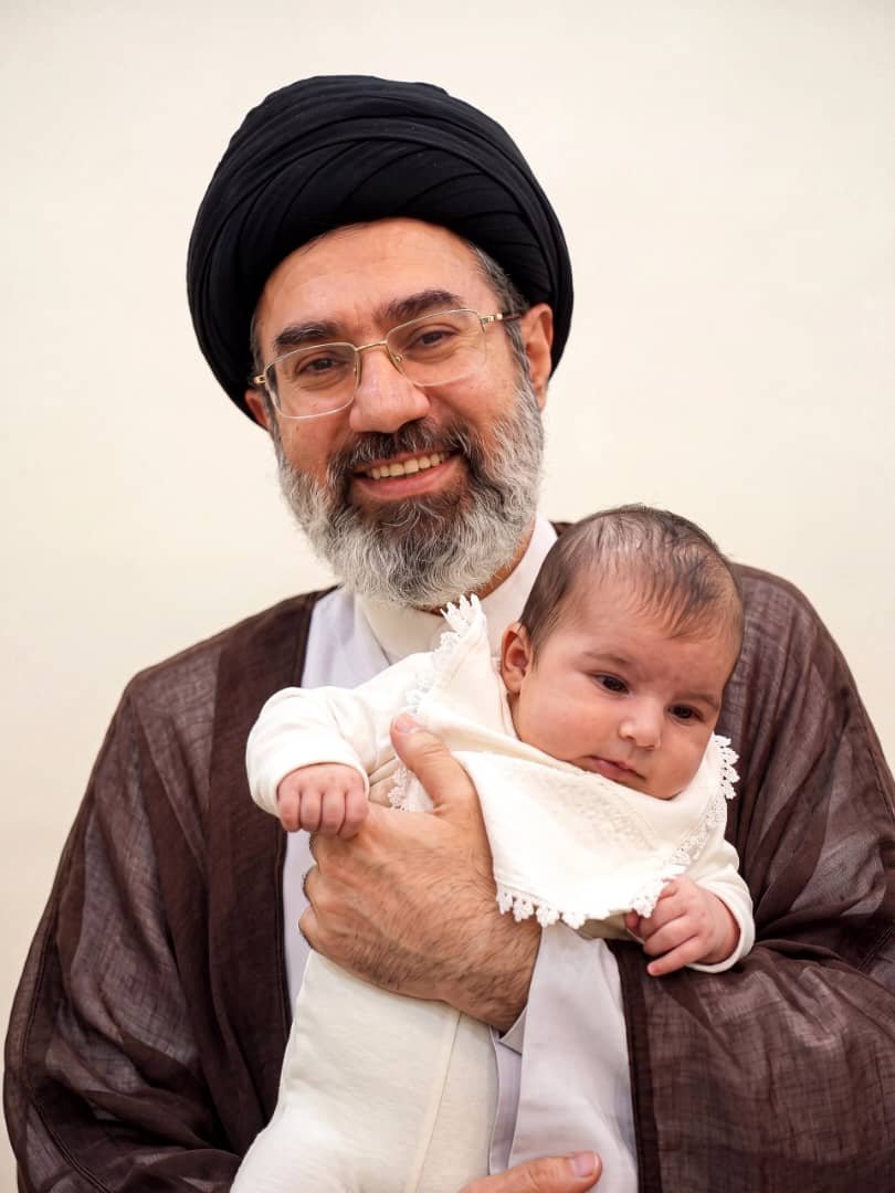 Alipcr0313's tweet photo. 🌹 جنگ سے قبل امامِ مقاومت حضرت آیت اللہ سید مجتبیٰ حسینی خامنہ ای حفظہ اللہ کی ایک نایاب تصویر پہلی مرتبہ منظرِ عام پر۔

اللہ تعالیٰ آپ کو سلامت رکھے، طولِ عمر عطا فرمائے اور اسلام و امتِ مسلمہ کی خدمت کے لیے اپنی خاص نصرت و حفاظت میں رکھے۔ آمین۔ 🌹 https://t.co/03FNamjRjL