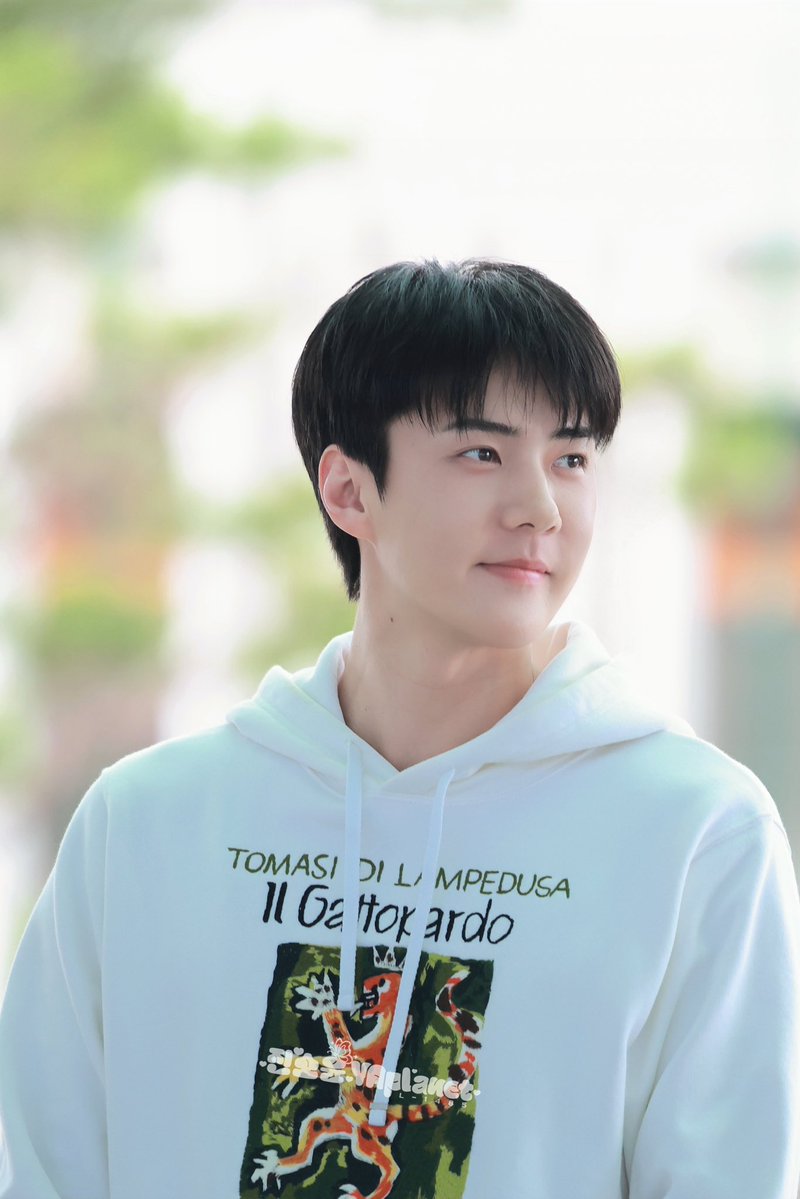 xunhuas's tweet photo. Departure                                 Arrival
in Korea                                     in Thailand https://t.co/kcUY1xfG1p