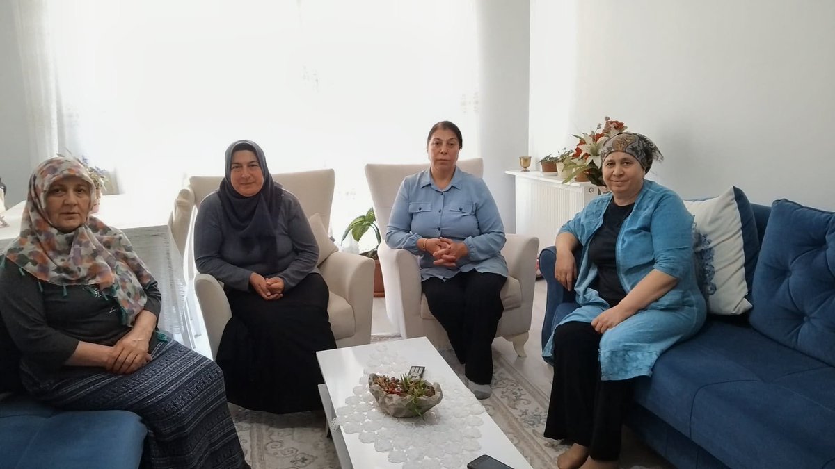 akkadinmamak's tweet photo. Bahçelerüstü mahallemizden komşumuz Hatiçe Kurtcu'nun genç yaşta vefat eden halasının kızı için taziye ziyaretinde bulunduk. Allah merhumeye rahmet eylesin, mekânı cennet olsun. Kederli ailesine ve yakınlarına sabır ve başsağlığı diliyoruz. https://t.co/fcDju0Y1Io