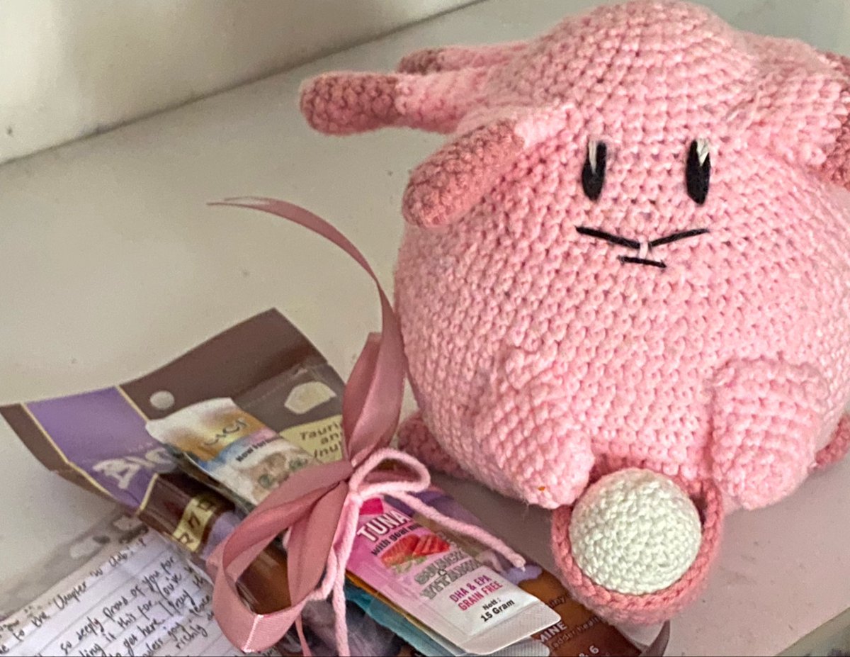 plaaylizt's tweet photo. my bby made this for my birthday today… i love handmade things…… i will bring it tomorrow t_____t aku bahkan ga ngeh waktu kita main dua kali di bulan ini SHE BROUGHT SOME PINK PINK RAJUT 😭💗 https://t.co/S166AD1UIs