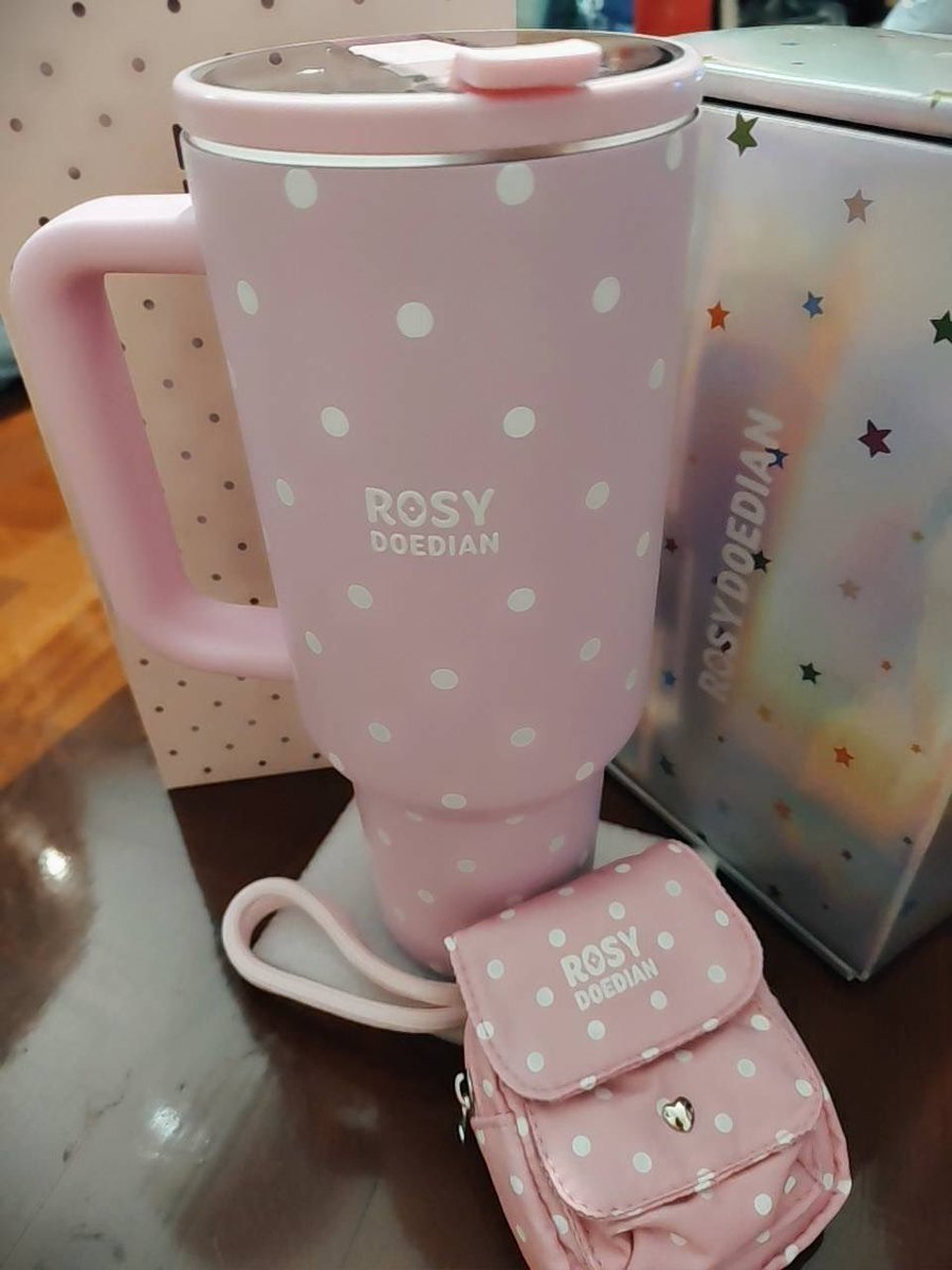 brm0203's tweet photo. แก้วน้ำ #RosyDoeDian ที่ช้านกดไม่ทันแม่ๆน้องที่จีนในวันนั้น และลูกสาวก็ไม่เติมของอีกเลยจนวันนี้ ตต ไทย เอาเข้ามาขายแล้วว ดีจายยยยมากกกก ที่สำคัญราคาดีกว่าสั่งจีนหลายร้อยเลย 

#ZhaoLusi #赵露思 #จ้าวลู่ซือ https://t.co/0Zz5VHUp2J
