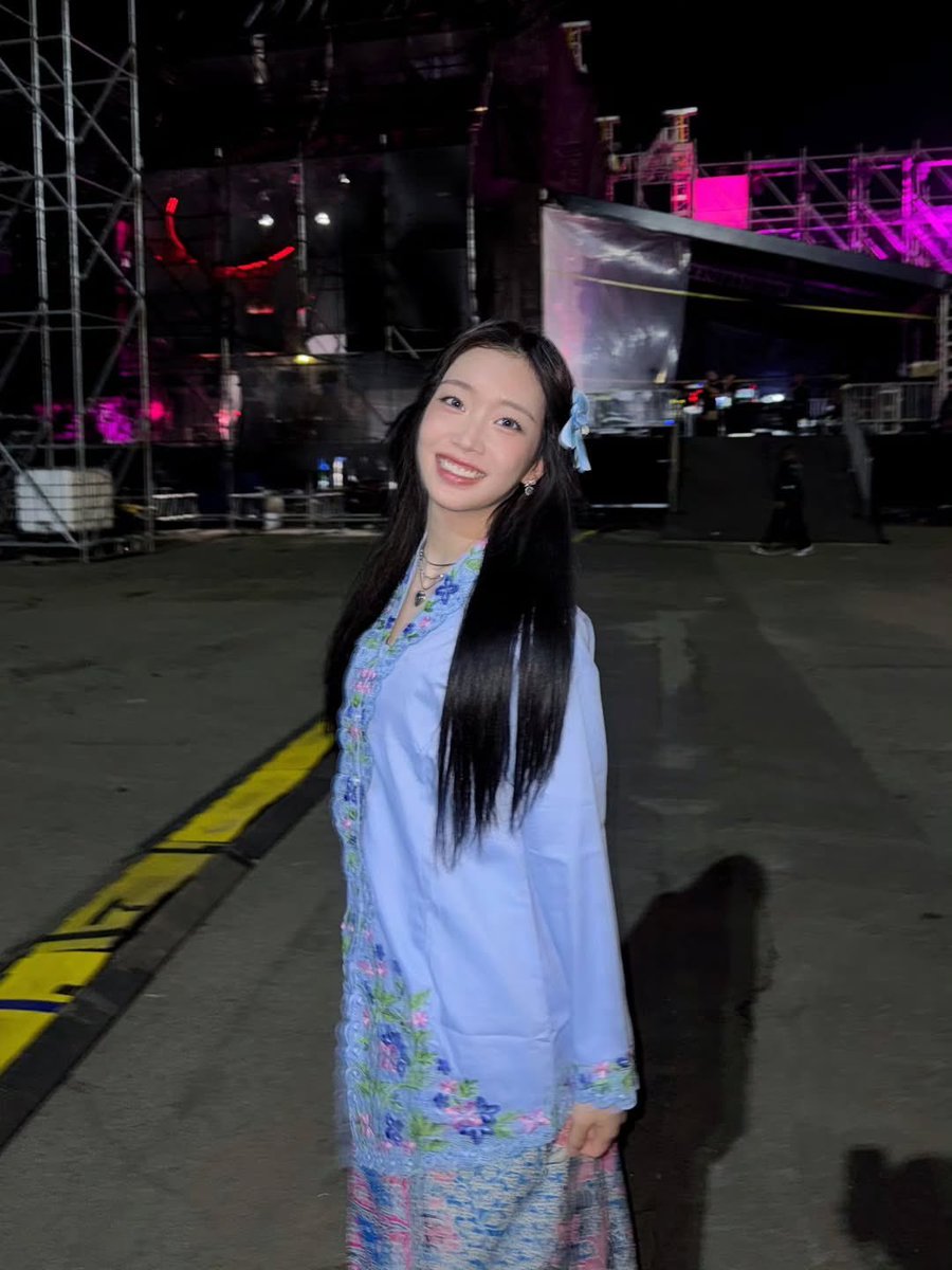 LoverBSM01's tweet photo. @LoverOHW03 HAEWONNN KEMANA AJAA? Jujur padahal weekend masih lama tapi aku kangen weekend 🥹 btw aku terkesan waktu ke Jakarta, soalnya aku dikasih kebaya sma Swith :3 https://t.co/VAGDl4rZJA