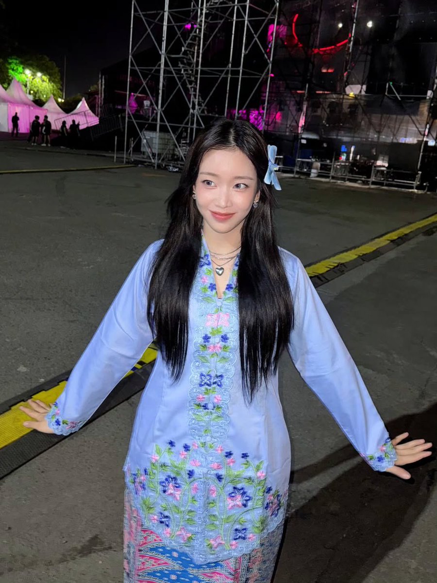 LoverBSM01's tweet photo. @LoverOHW03 HAEWONNN KEMANA AJAA? Jujur padahal weekend masih lama tapi aku kangen weekend 🥹 btw aku terkesan waktu ke Jakarta, soalnya aku dikasih kebaya sma Swith :3 https://t.co/VAGDl4rZJA