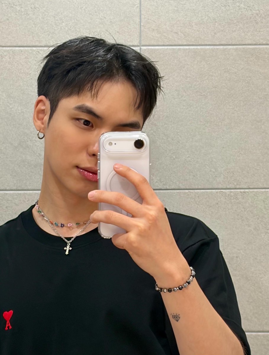 CIX_Instagram's tweet photo. 260722 #병곤 bgoniee instagram 
https://t.co/21HeXjhUot

짧머 어색😶 https://t.co/p0JAVsIVuf