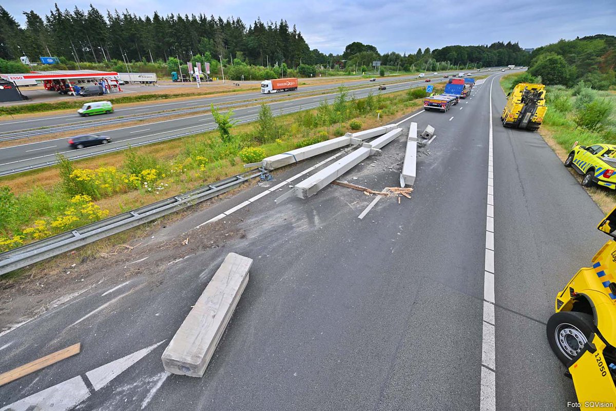 Vrachtwagen verliest betonnen balken op A67 bij Veldhoven