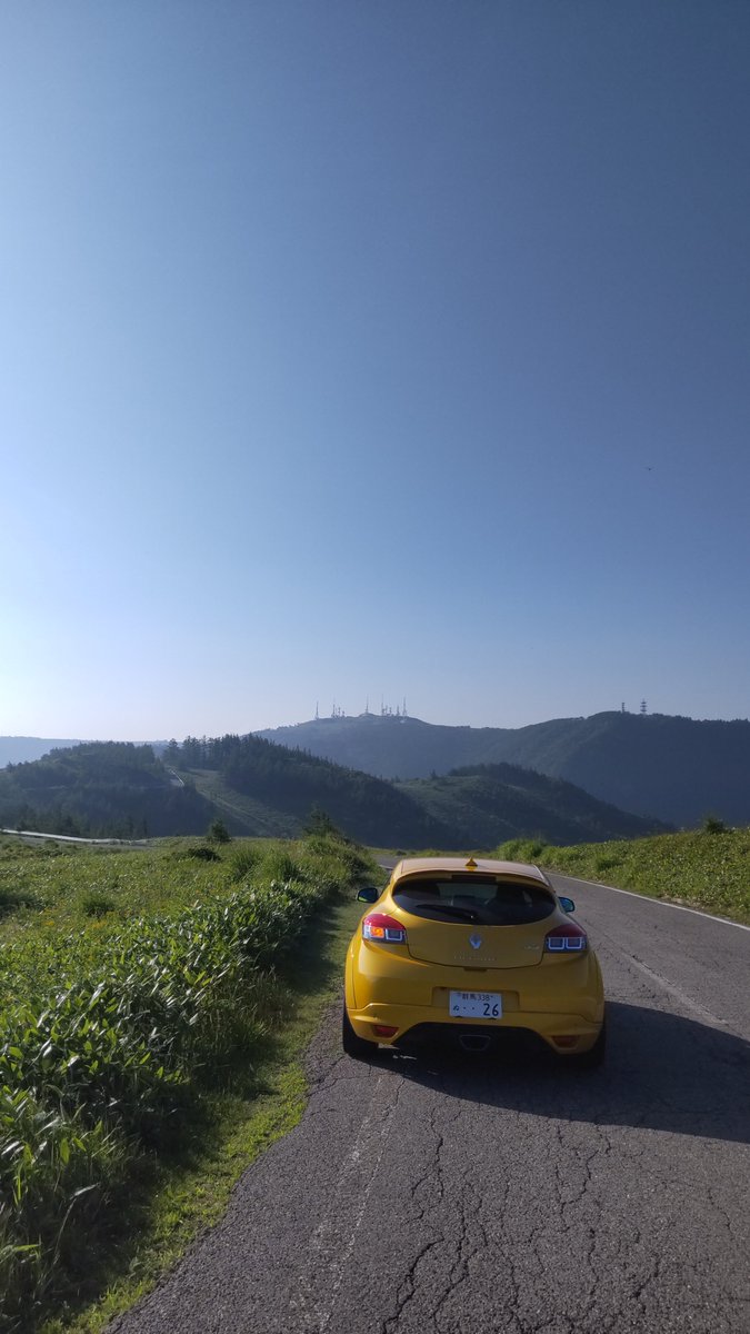 _tokei10's tweet photo. 今回、初めて裏ビーナス行ったが途中の武石峠ってとこはスレ違いが出来ない区間が多いな！ 幸い車が来なかったから助かったけど、メガーヌじゃもう行きたくないな。ほんと狭い。 https://t.co/x9Kdcl2xL1