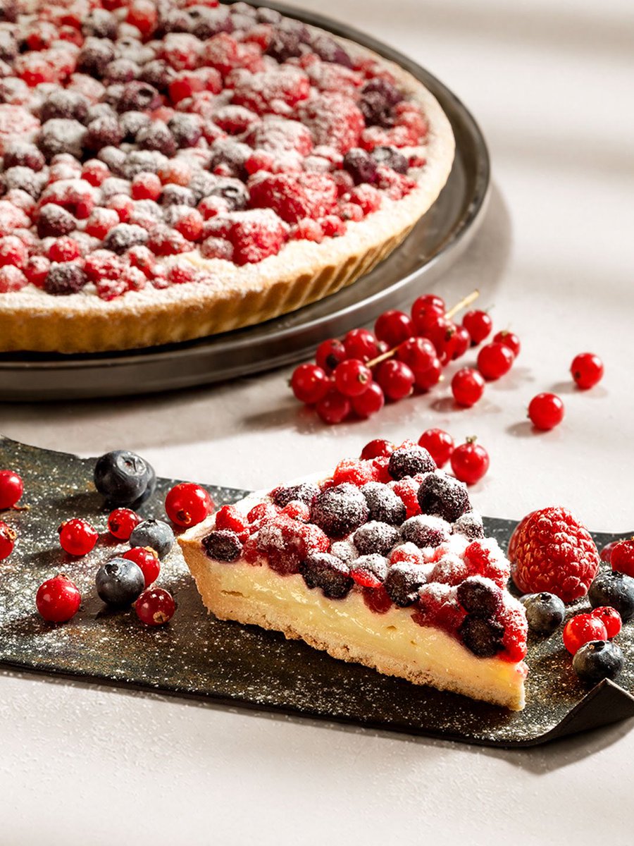 Caffe_Nero_Tr's tweet photo. Günün en renkli molası Caffè Nero'da! 💙

Tart Di Frutti'nin nefis tereyağlı hamuru ve pastacı kreması, taptaze yaban mersini, frenk üzümü ve frambuaz ile buluştu. Pudra şekeriyle tamamlanan bu lezzet seni bekliyor✨🍇 https://t.co/YCJnRHMaoh