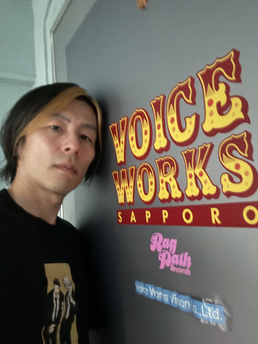 ug_afro's tweet photo. 歌の師匠の谷藤さん@recall777 にボイストレーナーとしての活動の免許皆伝をしてもらいに気合を入れて呪術廻戦Tシャツ着て行ってきたー！

呼吸とか声とか色んな理論の再履修と自分のメソッドを照らし合わせた結果

自分の歌の領域展開ができるようになりました笑
まだまだ勉強することばっかりだ！ https://t.co/dK8Fb9YUBX