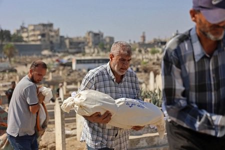Koldobika's tweet photo. El Ejército israelí ha matado a los seis miembros de una familia en un bombardeo que ha destruido e incendiado su casa en Ciudad de Gaza cuando dormían, entre ellos cuatro niños de entre 6 y 13 años, quemados vivos. #FreePalestine https://t.co/l6oJqNPl23