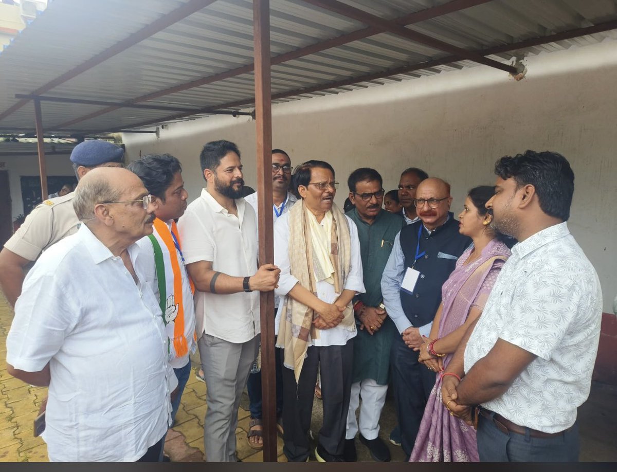 INCJharkhand_'s tweet photo. रांची महानगर में ASDD( अनुपस्थित, स्थान परिवर्तित, मृत एवं दुहरे नामों ) की सूचियों से संबंधित कार्यों की समीक्षा हेतु बूथ का दौरा करते प्रदेश प्रभारी श्री @KRajuINC जी।

@INCIndia @MahtoKeshavINC https://t.co/iBsGEURH7K