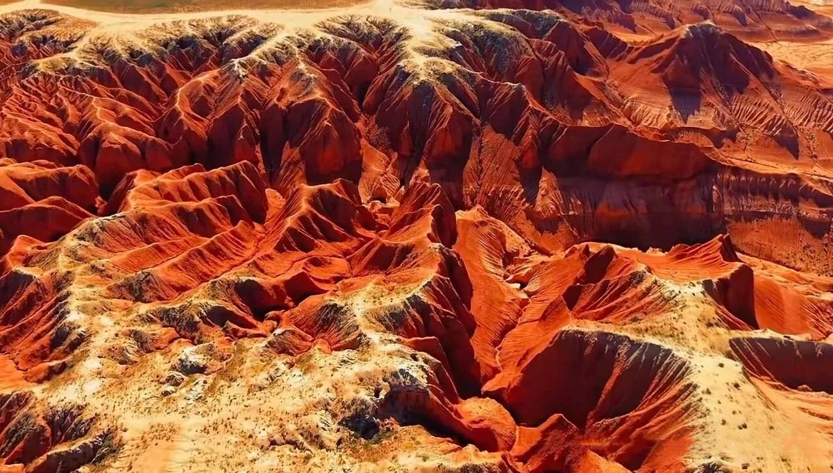 Ulaanqab's tweet photo. Ulaanqab's first musical road is now open! 🛣️🎶

Drive the Siziwang Banner Music Road alongside the breathtaking Dahongshan Danxia Geopark and hit 50 km/h to play a 59-second classic tune with your wheels. Ready for a road trip that sings? #VisitUlaanqab #UlaanqabNews https://t.co/ivLeaTPyMe