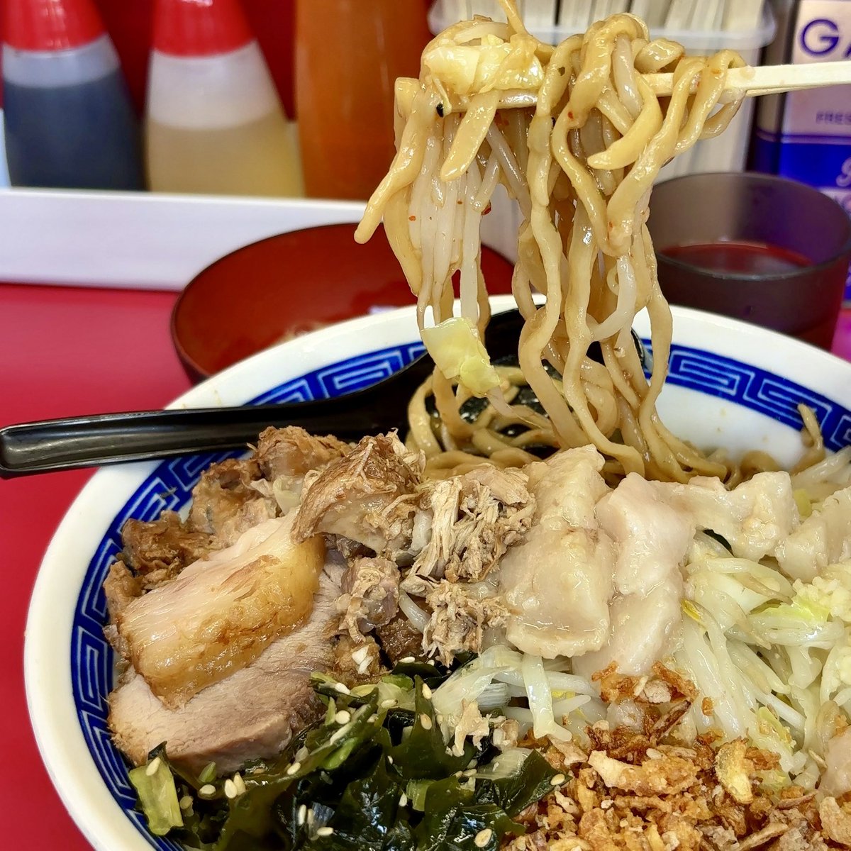 teruo_nk's tweet photo. 中山二郎🍜105

猛暑🥵のNKYMへ12:48に7番目で接続>13:06着丼🥢デフォのつもりだったけどあまりの暑さに汁なし確認で挙手🙋‍♂️ つけ味冷や汁なし麺半分NmAワカメ👍

食欲そそる絶品ダレをまとったシャキ自家製麺が最高🙌端ブタやほぐしブタがラッキー✌️ワカメもいい感じ、今日も大満足でご馳走様でした🙏 https://t.co/MsuiJ9FtVm