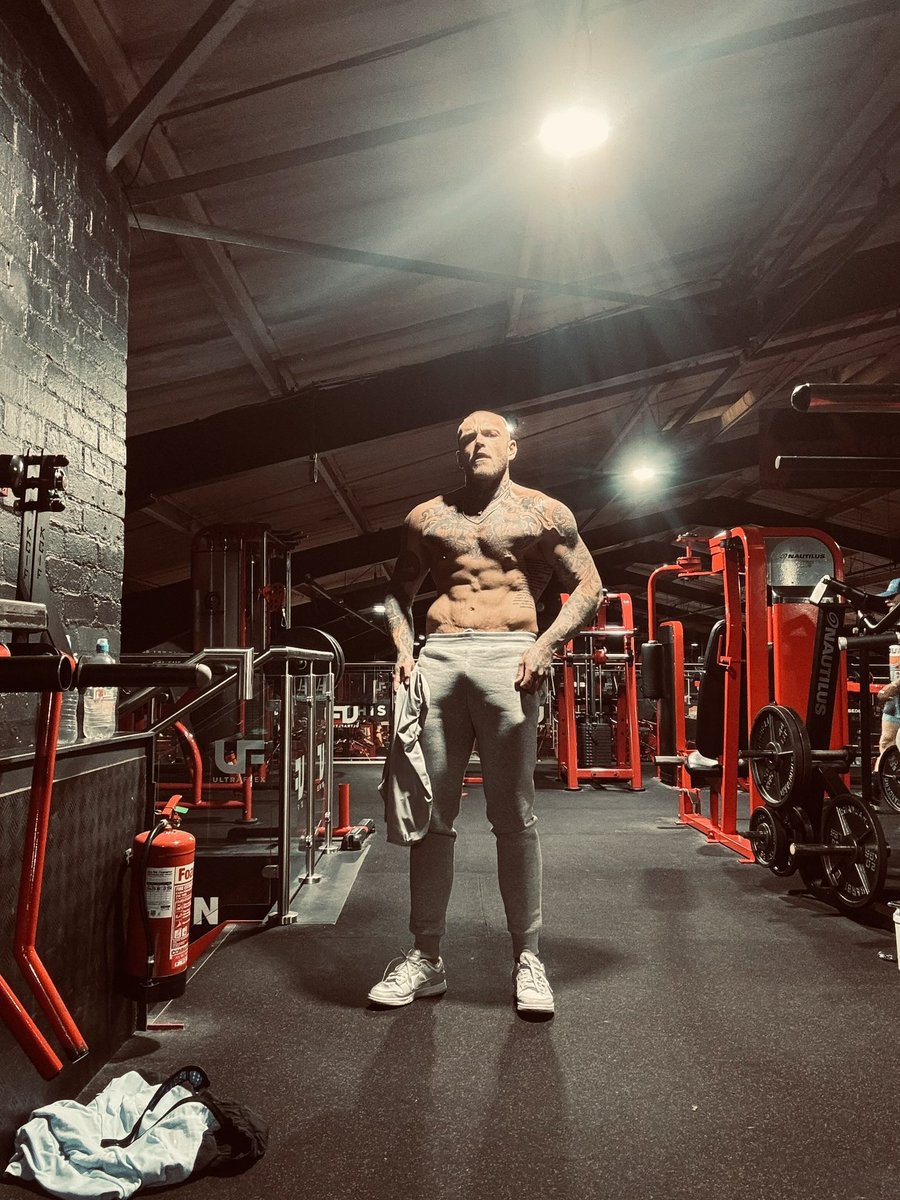 JamieWilde94's tweet photo. hot and sweaty in the gym who’s gonna give me a rub down ? 😏 https://t.co/1KLC0yXEOk