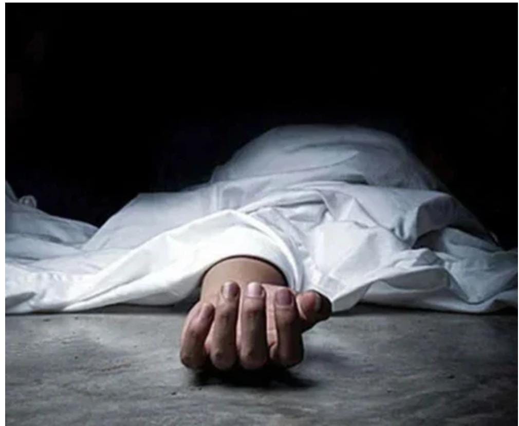 UmarKhan1177225's tweet photo. ہور: 

لاہور کے قریب کالاشاہ کاکو کے علاقے دھروڑ ہند میں چار سالوں نے مبینہ تشدد کرکے اپنے بہنوئی کو قتل کر دیا۔ 

پولیس کے مطابق مقتول کی شناخت ظفر کے نام سے ہوئی ہے جو پانچ بیٹیوں اور تین بیٹوں کا باپ تھا۔

واقعے کے بعد مقتول کے ورثاء نے شدید غم و غصے کا اظہار کرتے ہوئے ٹی ایچ کیو اسپتال میں احتجاج کیا۔ مظاہرین نے حکومت سے فوری انصاف کی فراہمی اور ملزمان کی گرفتاری کا مطالبہ کیا۔

ورثاء کا کہنا تھا کہ ملزمان کو جلد از جلد گرفتار کرکے قرار واقعی سزا دی جائے۔ انہوں نے وزیراعلیٰ پنجاب سے بھی نوٹس لینے کی اپیل کی۔

دوسری جانب پولیس کا کہنا ہے کہ ملزمان کی گرفتاری کے لیے چھاپے مارے جا رہے ہیں اور جلد ہی انہیں قانون کی گرفت میں لے لیا جائے گا