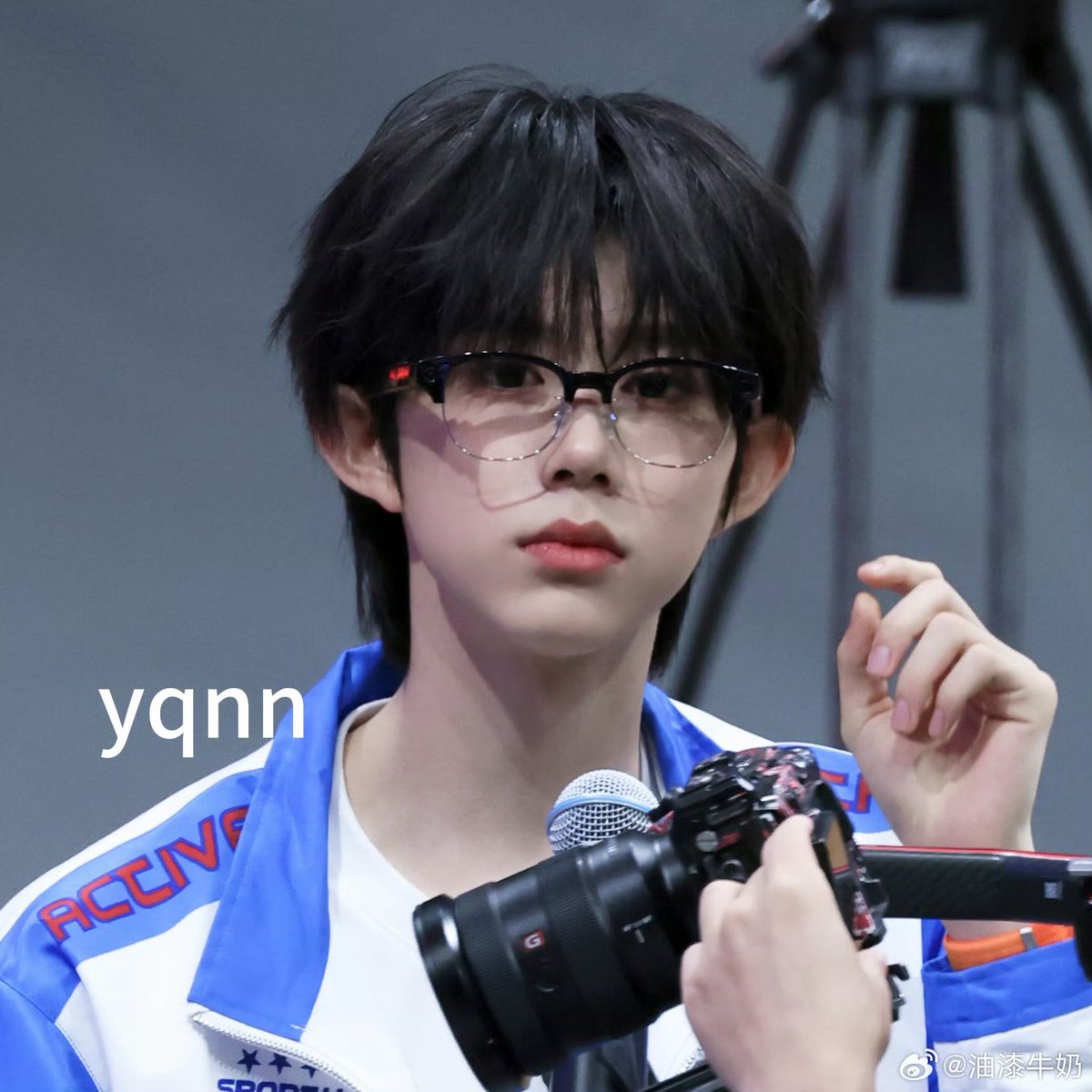 Asleepfish_'s tweet photo. 私以为陈奕恒运动会最帅的时刻，不是什么发带也不是篮球更不是湿身而是带上观察眼镜直勾勾盯着的时刻，思来想去可能是我太爱日本男人，这样很对胃 https://t.co/5g0pnp95fR