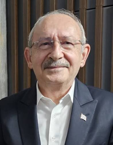 TC_MKemal's tweet photo. Kemal Kılıçdaroğlu "Hiçbir yol arkadaşımızı şerefsiz gibi ithamlar altında bırakmayacağız" demiş.

kemal kılıçdaroğlu'nun yol arkadaşı olmayan kaç kişiyiz? https://t.co/1w4m9iAuN7