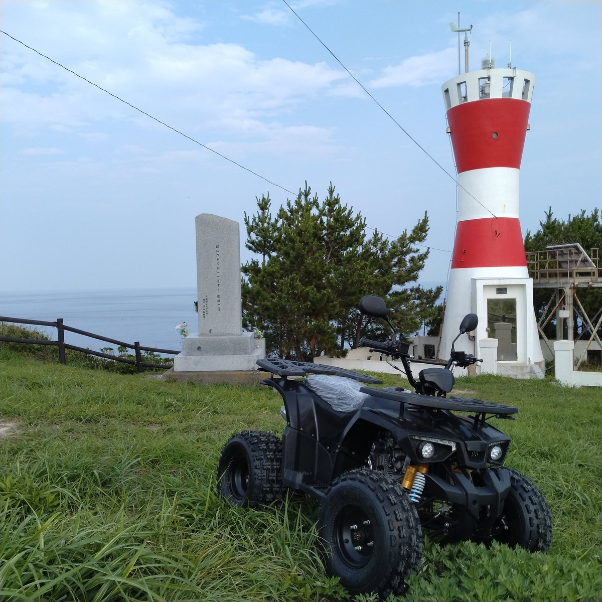 TAMA_MAC's tweet photo. 最近 #網地島 へ移住してレンタルで色々やろうとしているオニィさんが「エンジンかかんないんですぅ〜」と #休み処 へ４輪バギー持ち込み、調整してミニカーナンバーつけて無事ドワメキ灯台到着藁藁　無らしもやってぇ〜、だってさ( *´艸`)

網地島体験ホームページ
 https://t.co/tu3b8JpU0r https://t.co/ia0KVOQ5FS