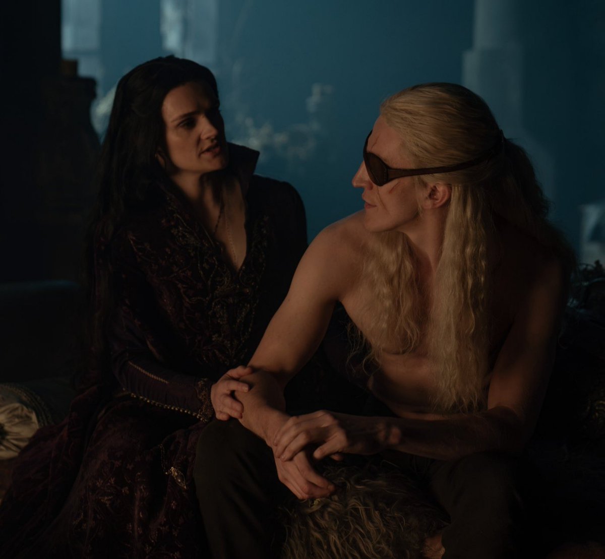 ThronesUpdates's tweet photo. Ewan Mitchell says Harrenhal is the White Lotus of Westeros

“It’s a place you go for a retreat. You have all of your toxins drawn out of you. You have to confront them head on. You discover like the darkest, deepest places of yourself. And the general manager of that place is Alys Rivers.”

(via: https://t.co/5YkspBKULq)