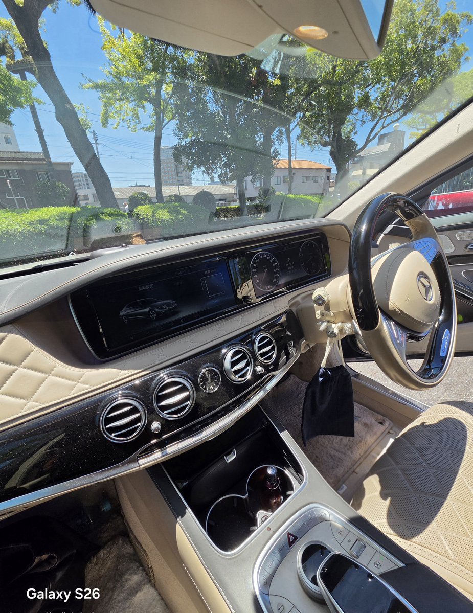 megithunekaiki's tweet photo. 車をお見掛けして大興奮した優芳です🙇‍♂️⁡
⁡運転手様に乗せて欲しいとお願いして写真まで撮影させて頂きました💦⁡(図々しいにも程がある 笑)⁡
⁡
#メルセデスマイバッハ⁡
⁡ #セダン
⁡ #かっこいい⁡
⁡ #好き
⁡ #神導優芳 https://t.co/fDIDwUKMP7