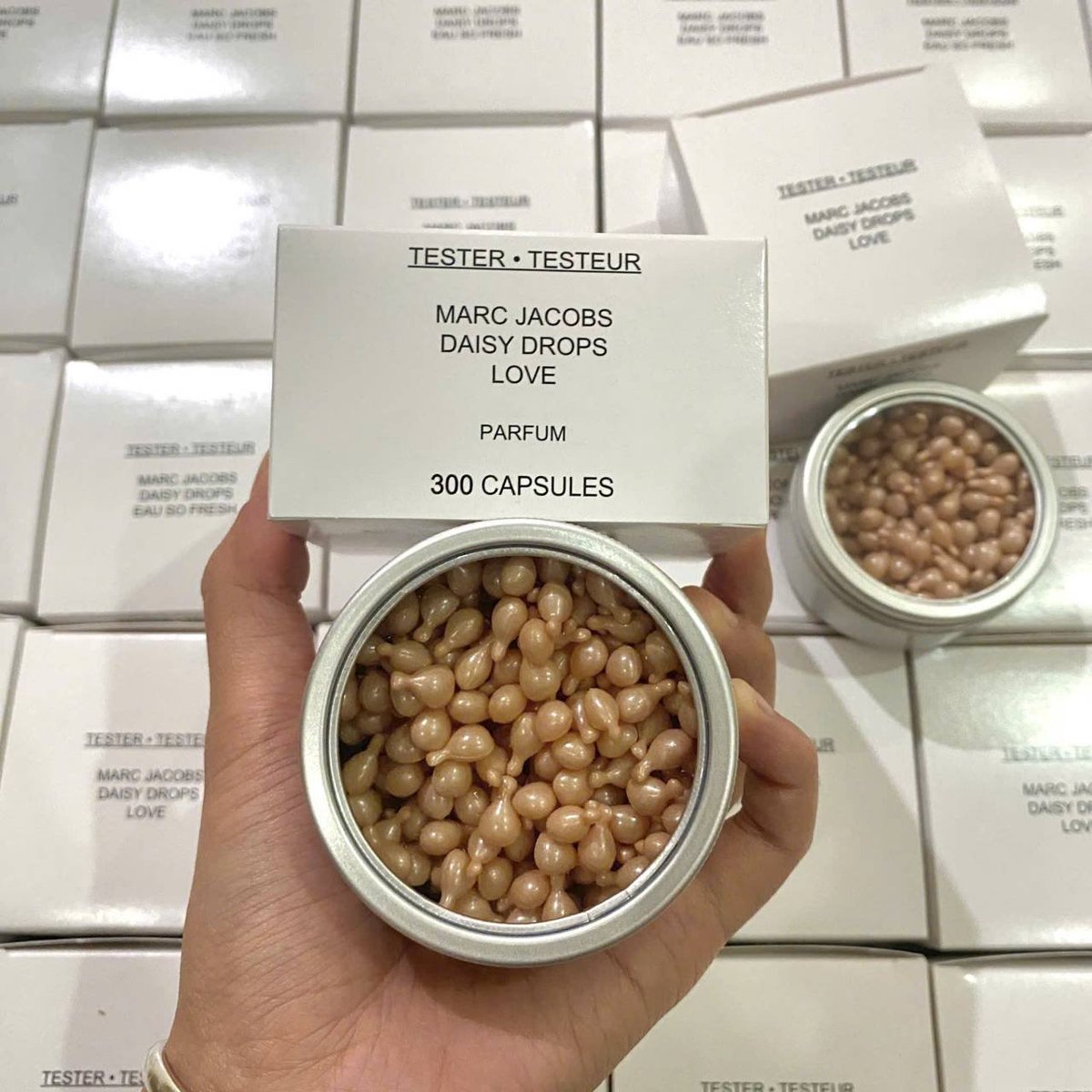 jeffbstore's tweet photo. 🌦️ #jeffbพร้อมส่ง

🫧Marc Jacobs Daisy Perfume Capsules 300เม็ด(กล่อง Tester)🫧แคปซูลน้ำหอม บิดแล้วแต้ม หอมทั้งวัน

กลิ่น 💖Love 

✖️Price : 690฿✖️

📌 พร้อมส่ง 10 กระปุก 

☁️ dm สั่งได้เลยค่า ☁️ https://t.co/76JUKuzk5A