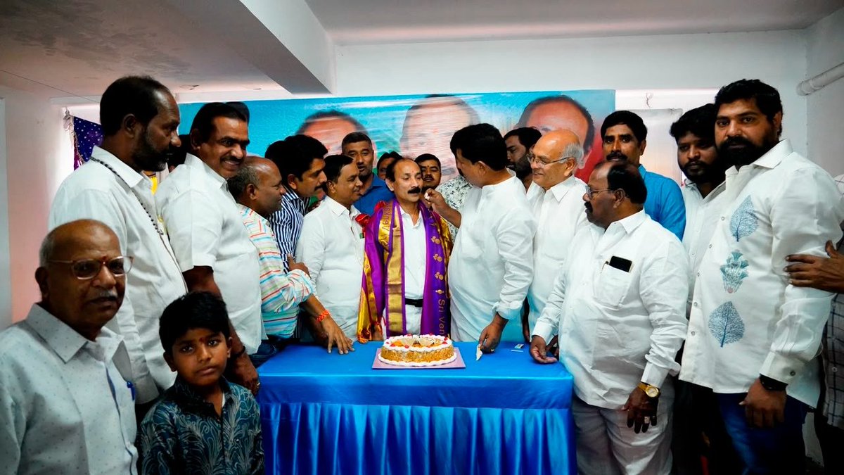 mkrkkpmla's tweet photo. బాలాజీ నగర్ కు చెందిన సీనియర్ నాయకులు డాక్టర్ వెంకట రావు గారి జన్మదినము సందర్భంగా @kkpmla ఆయన బర్త్ డే వేడుకల్లో పాల్గొని శుభాకాంక్షలు తెలిపారు. https://t.co/lTBal7G7Sl