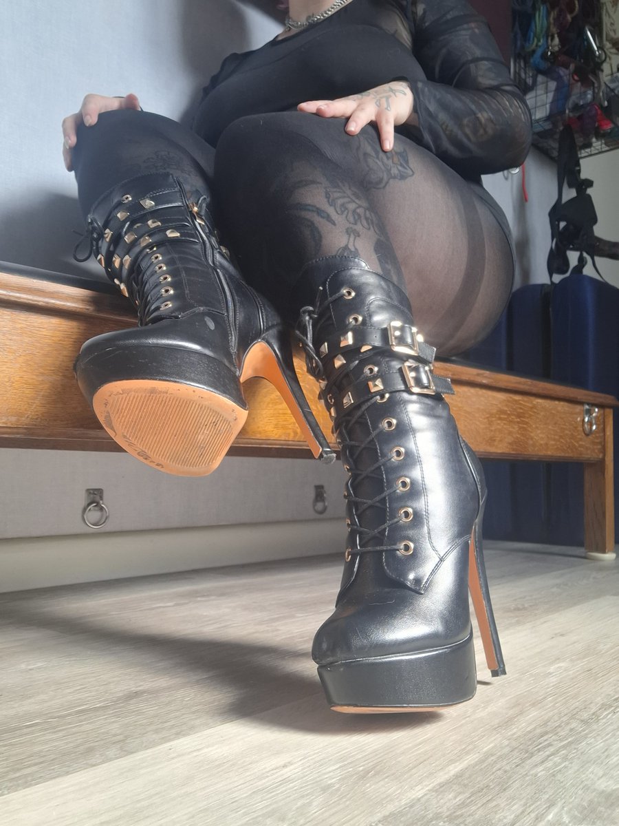GoddessKikka_J's tweet photo. My heels need a good clean https://t.co/nw6gbQ9D1r