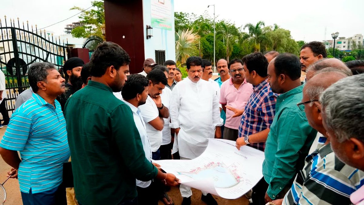 mkrkkpmla's tweet photo. 1/1-బుధవారం @kkpmla కూకట్పల్లి లోని నల్లచెరువును పరిశీలించారు ప్రధానంగా చెరువు వద్ద ప్రజలకు కావలసిన మౌలిక సదుపాయాలు టాయిలెట్స్ ,మంచినీరు అలాగే ఇండోర్ స్టేడియం, యోగ కేంద్రం, నిర్మాణానికి సంబంధించి చర్యలు తీసుకోవాలని హైడ్రాధికారులకు సూచించారు లేని ఎడల https://t.co/y5knYF3Yz5