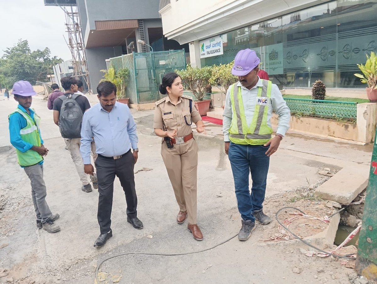 acpeasttraffic's tweet photo. Today, during peak hours, the White Topping work near AMC Junction under the jurisdiction of @kghallitrafficps was inspected along with the GBA contractor. Instructions were given to expedite the work and complete it at the earliest.
@Jointcptraffic @DCPTrEastBCP @CPBlr https://t.co/HQtE0gf4kw