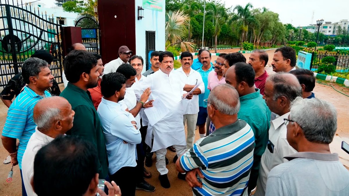 mkrkkpmla's tweet photo. 1/1-బుధవారం @kkpmla కూకట్పల్లి లోని నల్లచెరువును పరిశీలించారు ప్రధానంగా చెరువు వద్ద ప్రజలకు కావలసిన మౌలిక సదుపాయాలు టాయిలెట్స్ ,మంచినీరు అలాగే ఇండోర్ స్టేడియం, యోగ కేంద్రం, నిర్మాణానికి సంబంధించి చర్యలు తీసుకోవాలని హైడ్రాధికారులకు సూచించారు లేని ఎడల https://t.co/y5knYF3Yz5