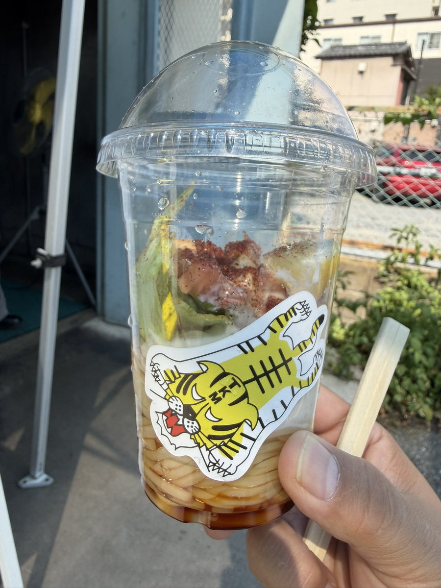 OfSiriki's tweet photo. みそ神でHCを堪能したあとは…
当然ゴールデンタイガーへ✨

●ザーシー(サラダ系TKM)
●KKA(きなこ黒蜜あんこ)

以前サマータイガーで人気を博した
ザーシーと、スイーツ系TKMの
KKAをいただきました😍

どちらも超美味しかったです🤤
ステッカーもゲットして大満足❣️
本日もご馳走様でした🙏 https://t.co/7KtmUS9Yw6