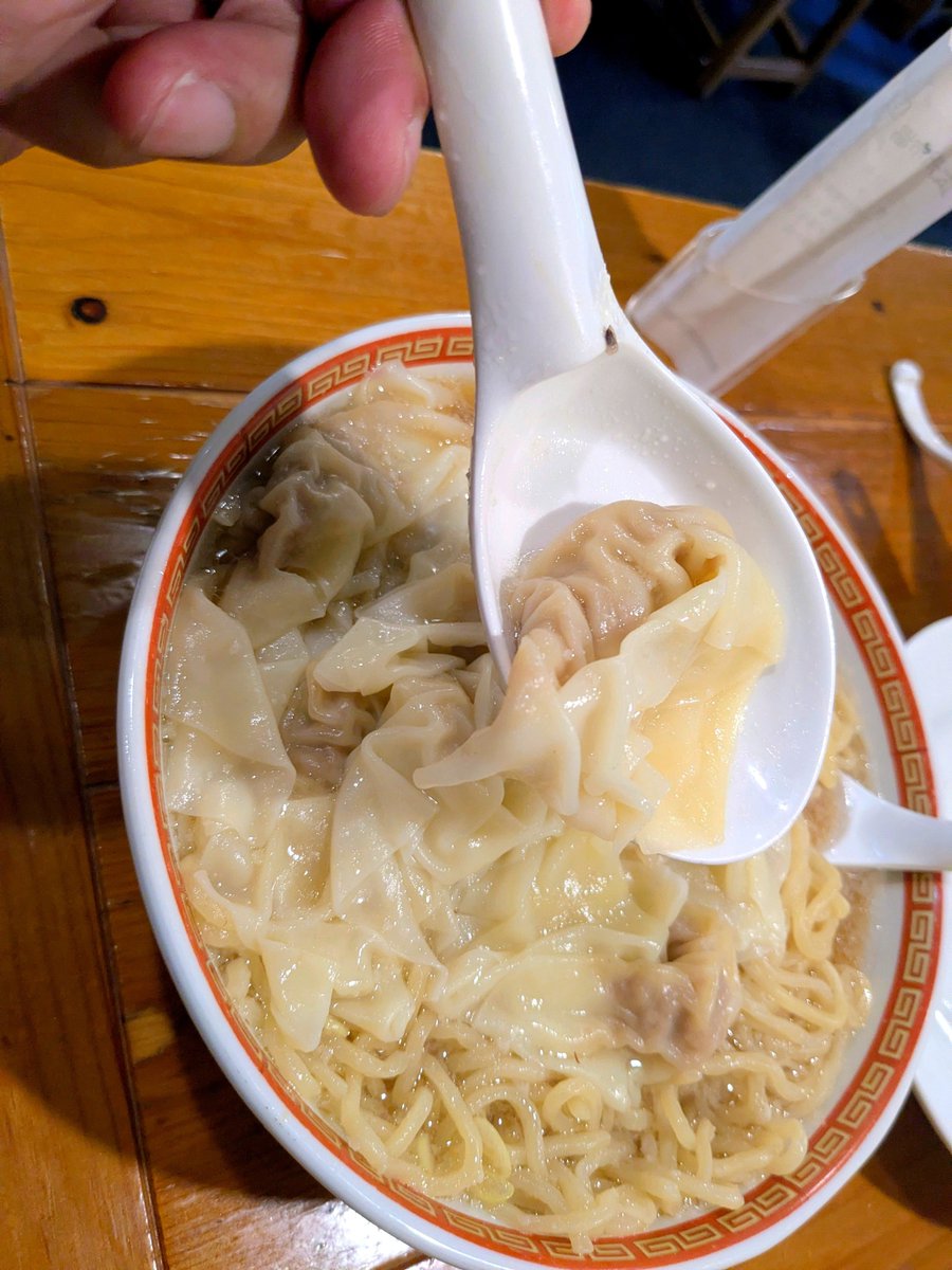con_circus's tweet photo. 【Pay it Forward】
先日、大阪にお越になられたお友達と昼メッシ！前から気になってたお店、大塚「広州市場」ｻﾝ。素材、手づつみ、スープにこだわりった雲呑麺をご馳走になりました。雲呑に様々なトッピングをしていただきます。旨みがスゴい👀‼️さらにお土産まで…。mｻﾝ、ありがとうございます🙇‍♀️ https://t.co/oTTpKW8nkK