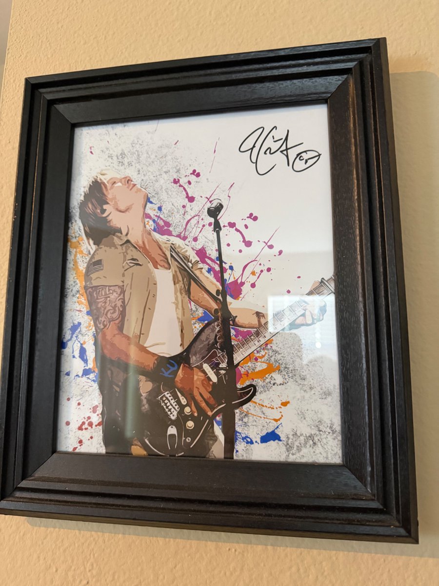 MeggyRose33's tweet photo. My birthday present poster @KeithUrban https://t.co/W5Rc1pEt2h