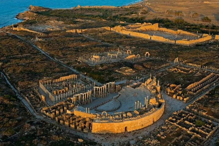 arwaalsaadjw's tweet photo. أنوار الغروب الدافية وهي تعانق الحجارة الرومانية العريقة في لقطة تُظهر هيبة المكان وصفاء البحر.. تفاصيل بصرية تدعوك للتأمل والتأني في هدوء ينعش الروح ✨ 
#لبدة_الأثرية #تاريخنا_الجميل #هدوء_النفس https://t.co/6ZbJytDsGn