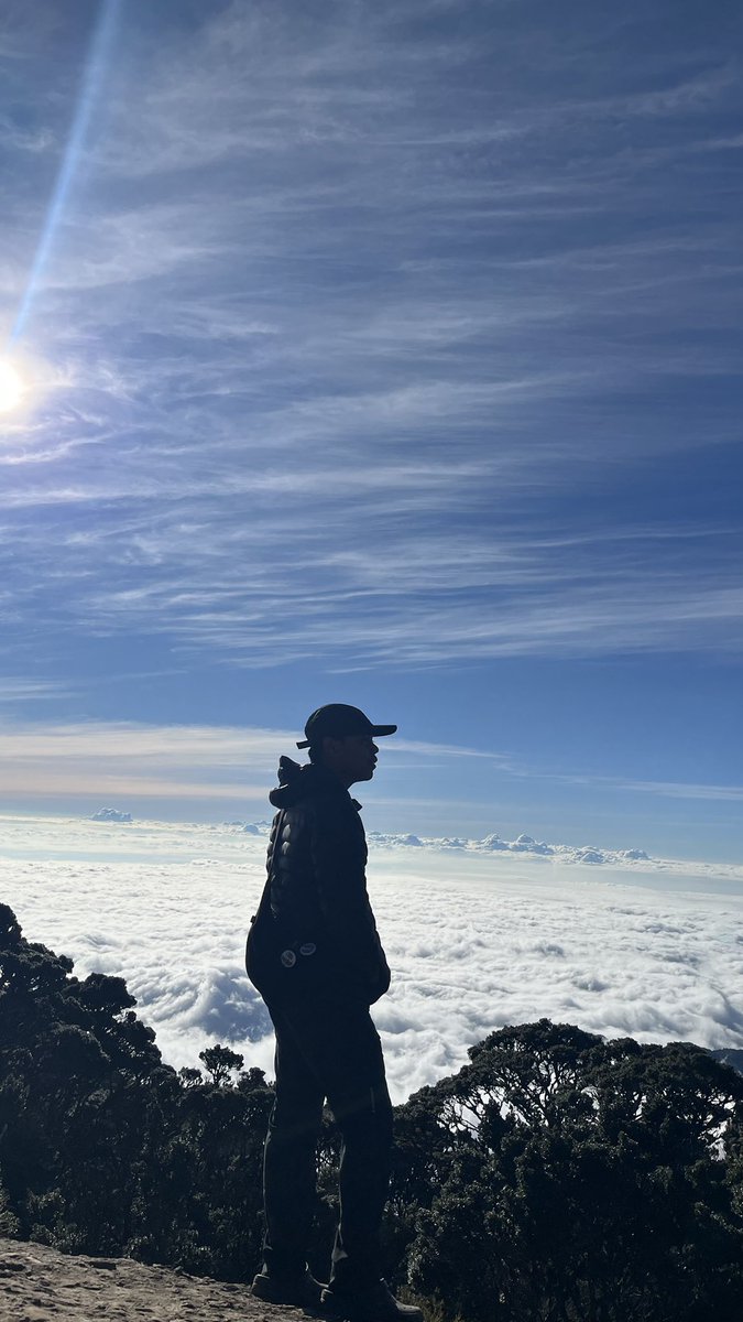 Zyuqri's tweet photo. Melihat laut dri ketinggian 
#makassar #latimojong #enrekang #pendakisulawesi https://t.co/mAeO9XYxfp