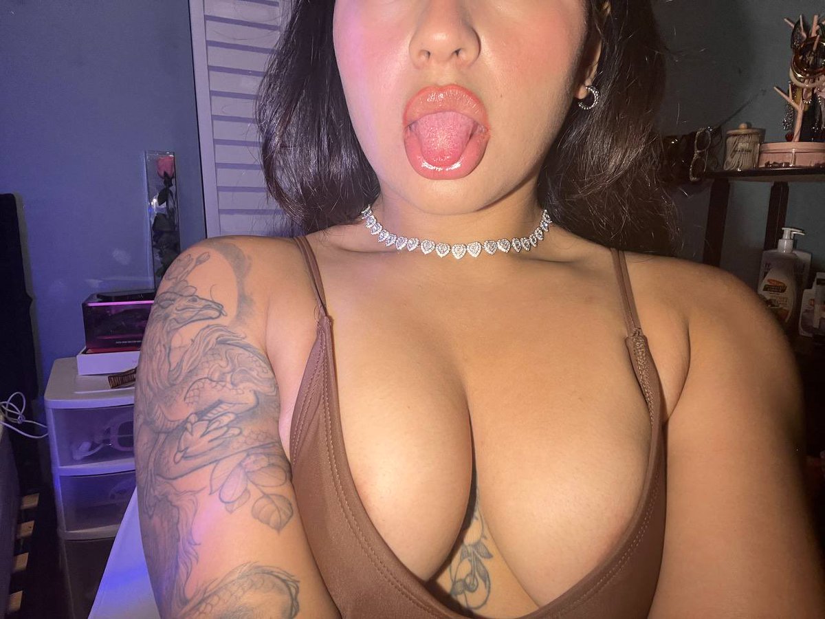 Kathy0sa's tweet photo. After hours 😛 

#nsfwtwtًً  #nude #porn #sex #fyp #viral #sellingcontent #buyingcontent #camgirl #of #onlyfans #teen #slut #buy #tele #content #buyer #trade #nsfstwt #horny #latina #nsfw https://t.co/oOJ2PCuYMl