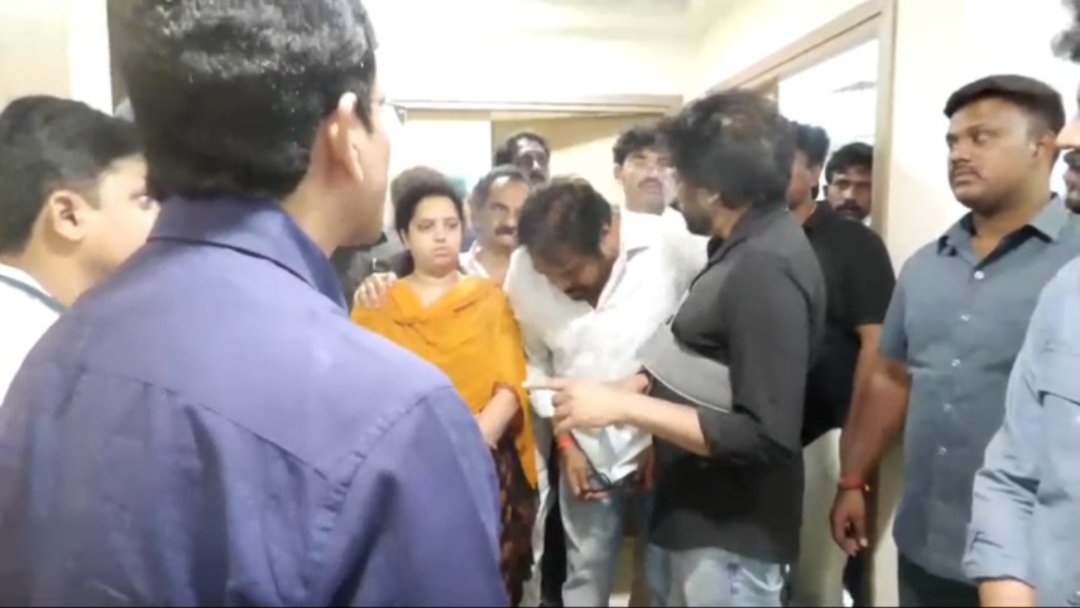 SURENDRAPILLEL1's tweet photo. మణిపాల్ హాస్పిటల్ లో డైరెక్టర్ మెహర్ రమేష్ సిస్టర్ పార్థవదేహానికి నివాళులర్పించిన డిప్యూటీ సీఎం పవన్ కళ్యాణ్ గారు 🙏🙏 https://t.co/SRHHd9ro7k