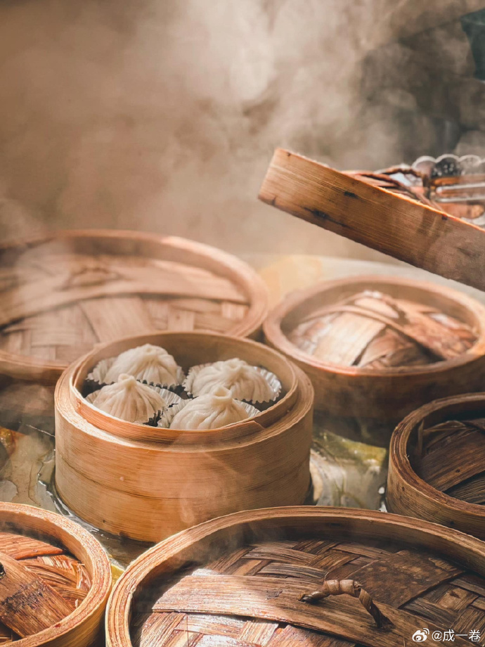 Treena77042181's tweet photo. It’s 11 PM, the street’s quiet, and the only warm light’s from my tiny night stall—steaming pork buns with soft, juicy fillings, and hot ginger tea that chases the cold. Come sit a while. https://t.co/RrXenzouPD