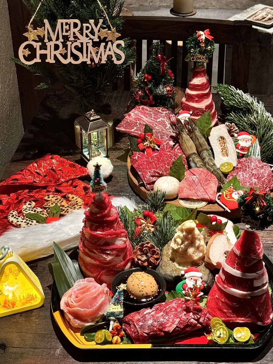 zjyxz71942882's tweet photo. Festive Turkey Feast Alert! Juicy roast turkey, trimmings, and a side of warm mulled wine—your perfect Christmas treat is here! Tag your feast buddy https://t.co/yr4uhCTFsF