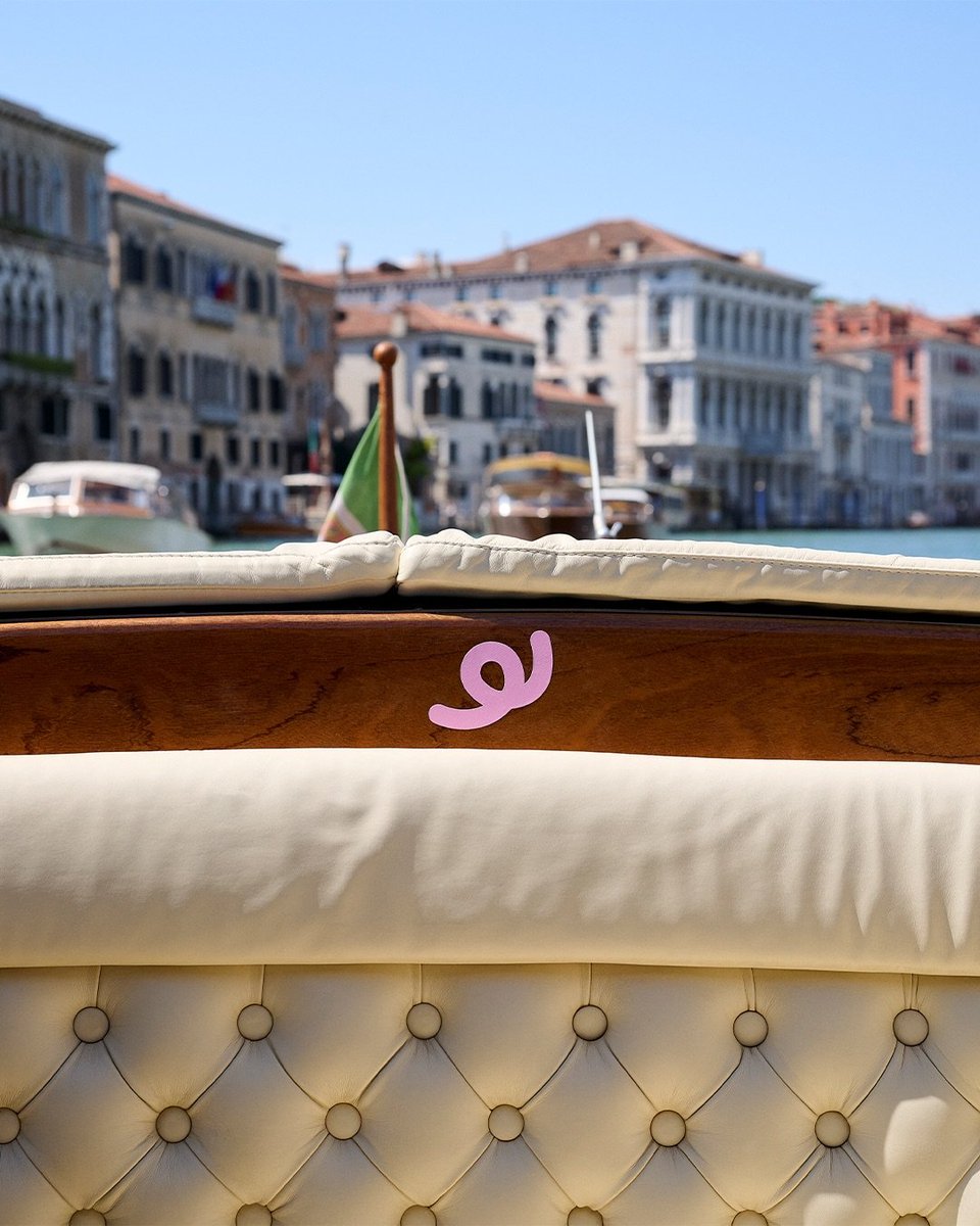 scbcb's tweet photo. 오트리 인스타

Have you seen it too? A little pink tail has been popping up all over Venice...
Something unexpected is on its way.
#ChangbinXAutry #Autry https://t.co/WmLJ0j4LXT